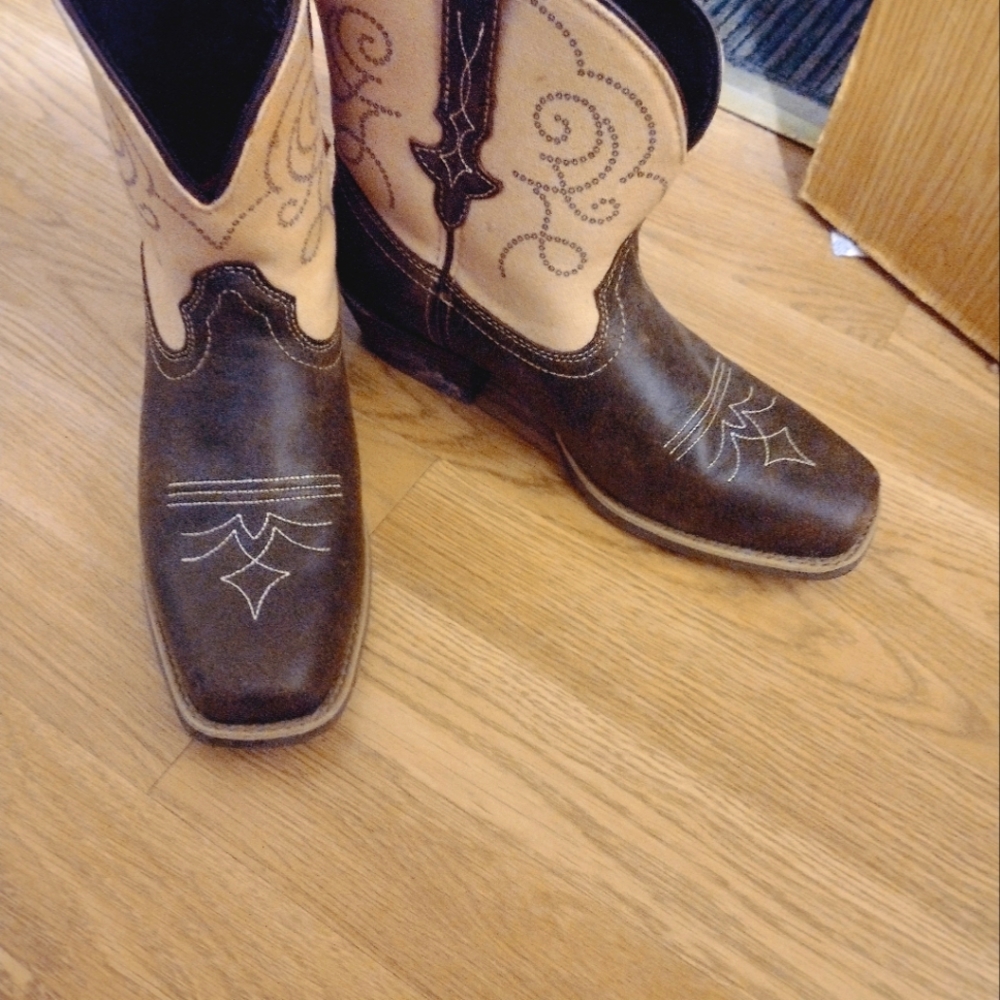 Justin's women's cowboy boots size 10